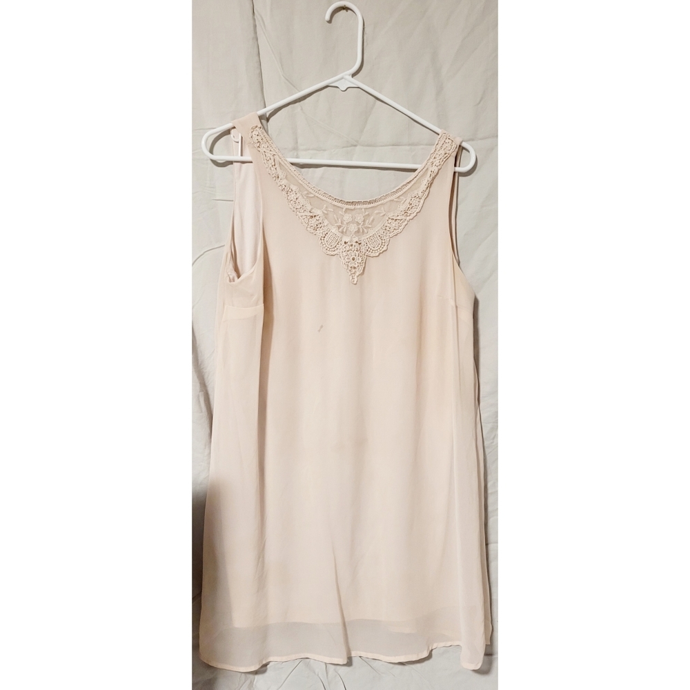 Cutesy light pink shift dress that's light & airy